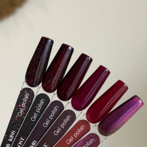 Application du vernis semi-permanent rouge Red Funeral L'Atelier Nail Product Nail Art Lucie