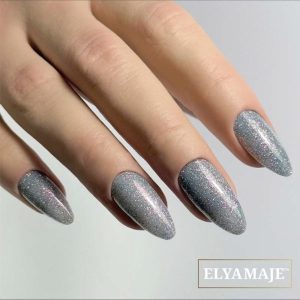 Application vernis semi-permanent N°370 Zellige Elya Maje - Nail Art Lucie